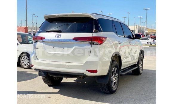 Nunua Imported Toyota Fortuner Nyeupe Gari ndani ya Import - Dubai nchini Kati Kenya Nunua Imported Toyota Fortuner Nyeupe Gari ndani ya Import - Dubai nchini Kati Kenya
