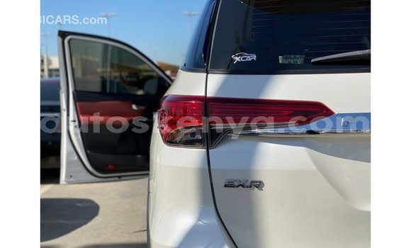 Nunua Imported Toyota Fortuner Nyeupe Gari ndani ya Import - Dubai nchini Kati Kenya Nunua Imported Toyota Fortuner Nyeupe Gari ndani ya Import - Dubai nchini Kati Kenya