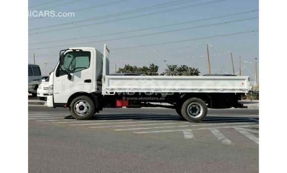 Nunua Imported Hino 300 Series Nyeupe Lori ndani ya Import - Dubai nchini Kati Kenya Nunua Imported Hino 300 Series Nyeupe Lori ndani ya Import - Dubai nchini Kati Kenya