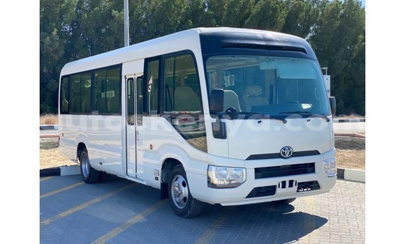 Imported Toyota Coaster White Makiinaa iti Import - Dubai keessatti Central Kenya keessatti