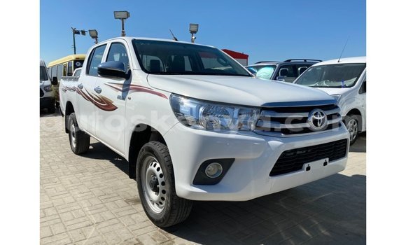 Nunua Imported Toyota Hilux Nyeupe Gari ndani ya Import - Dubai nchini Kati Kenya