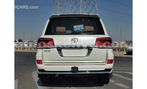 Nunua Imported Toyota Land Cruiser Nyeupe Gari ndani ya Import - Dubai nchini Kati Kenya Nunua Imported Toyota Land Cruiser Nyeupe Gari ndani ya Import - Dubai nchini Kati Kenya