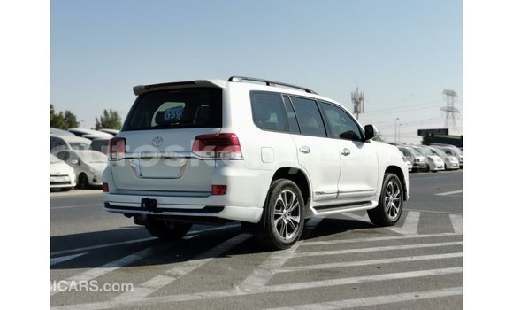 Nunua Imported Toyota Land Cruiser Nyeupe Gari ndani ya Import - Dubai nchini Kati Kenya Nunua Imported Toyota Land Cruiser Nyeupe Gari ndani ya Import - Dubai nchini Kati Kenya