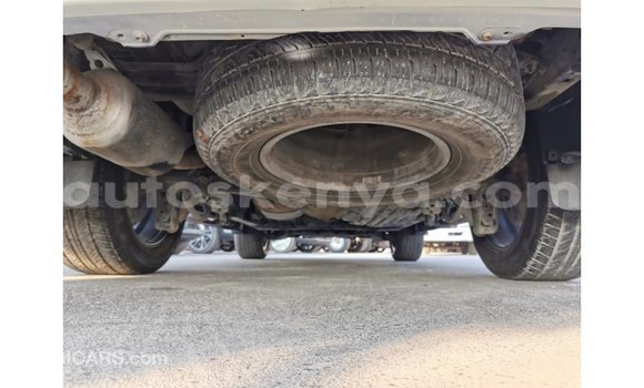 Nunua Imported Toyota Land Cruiser Nyeupe Gari ndani ya Import - Dubai nchini Kati Kenya Nunua Imported Toyota Land Cruiser Nyeupe Gari ndani ya Import - Dubai nchini Kati Kenya