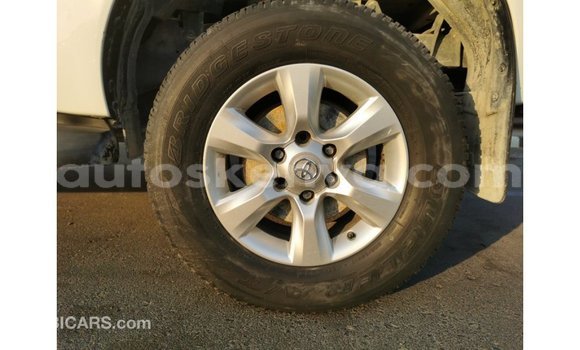 Imported Toyota Hilux White Makiinaa iti Import - Dubai keessatti Central Kenya keessatti Imported Toyota Hilux White Makiinaa iti Import - Dubai keessatti Central Kenya keessatti