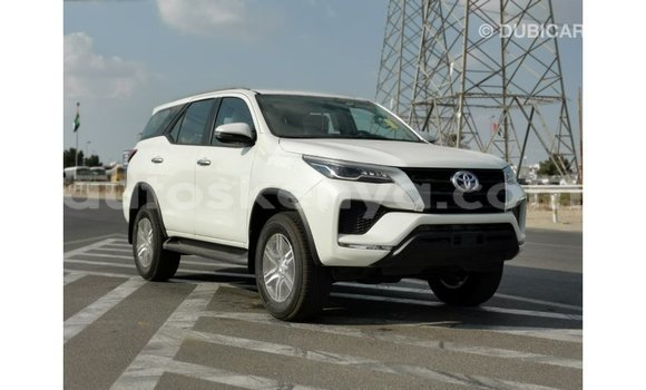 Nunua Imported Toyota Fortuner Nyeupe Gari ndani ya Import - Dubai nchini Kati Kenya Nunua Imported Toyota Fortuner Nyeupe Gari ndani ya Import - Dubai nchini Kati Kenya