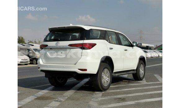 Nunua Imported Toyota Fortuner Nyeupe Gari ndani ya Import - Dubai nchini Kati Kenya Nunua Imported Toyota Fortuner Nyeupe Gari ndani ya Import - Dubai nchini Kati Kenya
