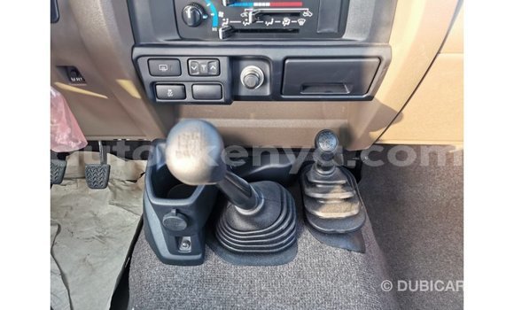 Imported Toyota Land Cruiser White Makiinaa iti Import - Dubai keessatti Central Kenya keessatti Imported Toyota Land Cruiser White Makiinaa iti Import - Dubai keessatti Central Kenya keessatti