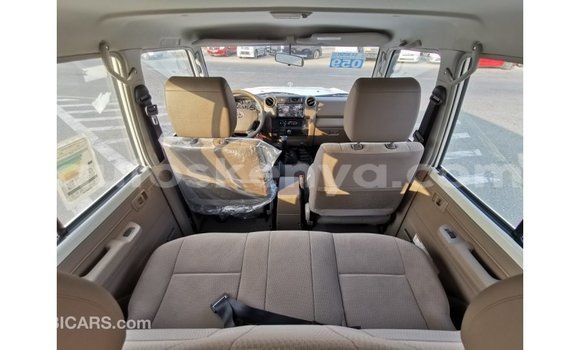 Imported Toyota Land Cruiser White Makiinaa iti Import - Dubai keessatti Central Kenya keessatti Imported Toyota Land Cruiser White Makiinaa iti Import - Dubai keessatti Central Kenya keessatti