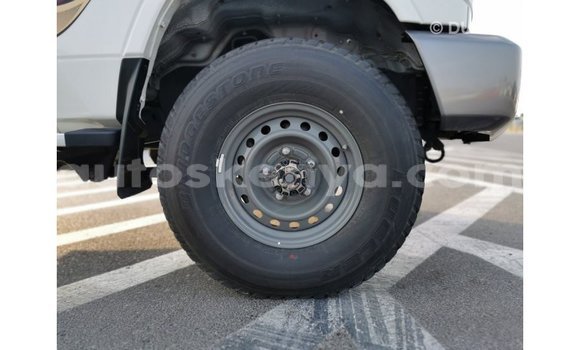 Imported Toyota Land Cruiser White Makiinaa iti Import - Dubai keessatti Central Kenya keessatti Imported Toyota Land Cruiser White Makiinaa iti Import - Dubai keessatti Central Kenya keessatti