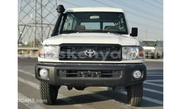Buy Import Toyota Land Cruiser White Car in Import - Dubai in Central Kenya Buy Import Toyota Land Cruiser White Car in Import - Dubai in Central Kenya