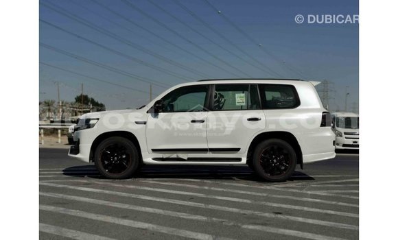Nunua Imported Toyota Land Cruiser Nyeupe Gari ndani ya Import - Dubai nchini Kati Kenya Nunua Imported Toyota Land Cruiser Nyeupe Gari ndani ya Import - Dubai nchini Kati Kenya