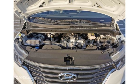 Imported Hyundai Chorus White Netiree iti Import - Dubai keessatti Central Kenya keessatti Imported Hyundai Chorus White Netiree iti Import - Dubai keessatti Central Kenya keessatti