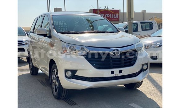 Nunua Imported Toyota Avanza Nyeupe Gari ndani ya Import - Dubai nchini Kati Kenya