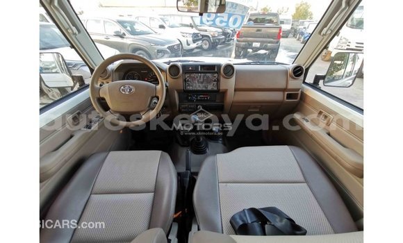 Buy Import Toyota Land Cruiser White Car in Import - Dubai in Central Kenya Buy Import Toyota Land Cruiser White Car in Import - Dubai in Central Kenya