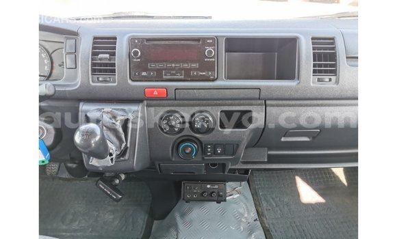 Imported Toyota Hiace White Makiinaa iti Import - Dubai keessatti Central Kenya keessatti Imported Toyota Hiace White Makiinaa iti Import - Dubai keessatti Central Kenya keessatti