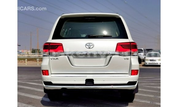Imported Toyota Land Cruiser White Makiinaa iti Import - Dubai keessatti Central Kenya keessatti Imported Toyota Land Cruiser White Makiinaa iti Import - Dubai keessatti Central Kenya keessatti