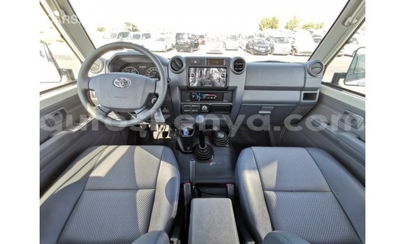 Buy Import Toyota Land Cruiser White Car in Import - Dubai in Central Kenya Buy Import Toyota Land Cruiser White Car in Import - Dubai in Central Kenya