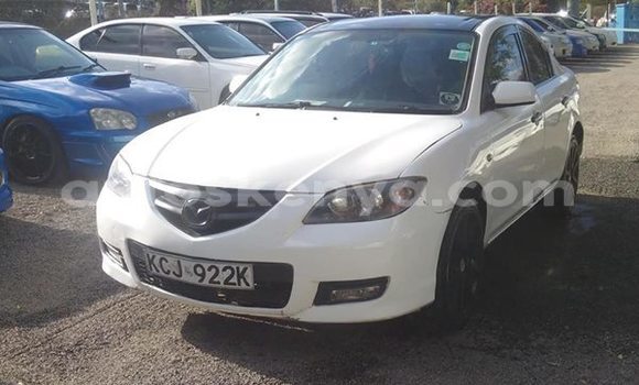 Oofamaa Mazda Axela White Makiinaa iti Mombasa keessatti Coastal Kenya keessatti