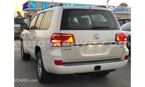 Nunua Imported Toyota Land Cruiser Nyeupe Gari ndani ya Import - Dubai nchini Kati Kenya Nunua Imported Toyota Land Cruiser Nyeupe Gari ndani ya Import - Dubai nchini Kati Kenya