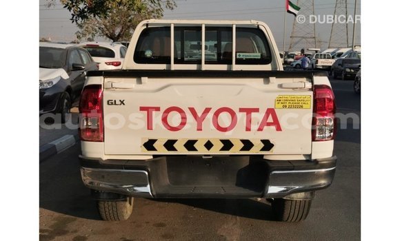 Imported Toyota Hilux White Makiinaa iti Import - Dubai keessatti Central Kenya keessatti Imported Toyota Hilux White Makiinaa iti Import - Dubai keessatti Central Kenya keessatti