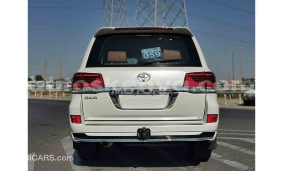 Buy Import Toyota Land Cruiser White Car in Import - Dubai in Central Kenya Buy Import Toyota Land Cruiser White Car in Import - Dubai in Central Kenya