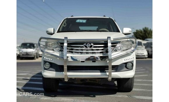 Nunua Imported Toyota Fortuner Nyeupe Gari ndani ya Import - Dubai nchini Kati Kenya Nunua Imported Toyota Fortuner Nyeupe Gari ndani ya Import - Dubai nchini Kati Kenya
