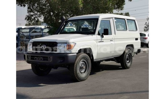 Buy Import Toyota Land Cruiser White Car in Import - Dubai in Central Kenya Buy Import Toyota Land Cruiser White Car in Import - Dubai in Central Kenya