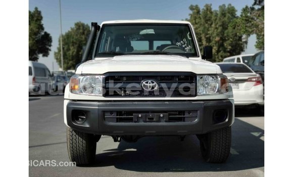Imported Toyota Land Cruiser White Makiinaa iti Import - Dubai keessatti Central Kenya keessatti Imported Toyota Land Cruiser White Makiinaa iti Import - Dubai keessatti Central Kenya keessatti