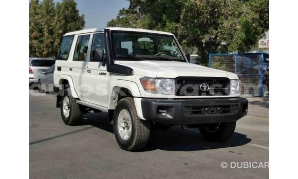 Imported Toyota Land Cruiser White Makiinaa iti Import - Dubai keessatti Central Kenya keessatti Imported Toyota Land Cruiser White Makiinaa iti Import - Dubai keessatti Central Kenya keessatti
