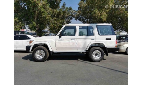 Imported Toyota Land Cruiser White Makiinaa iti Import - Dubai keessatti Central Kenya keessatti Imported Toyota Land Cruiser White Makiinaa iti Import - Dubai keessatti Central Kenya keessatti