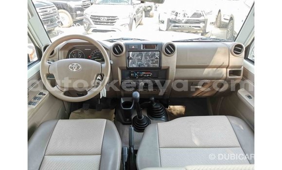 Imported Toyota Land Cruiser White Makiinaa iti Import - Dubai keessatti Central Kenya keessatti Imported Toyota Land Cruiser White Makiinaa iti Import - Dubai keessatti Central Kenya keessatti