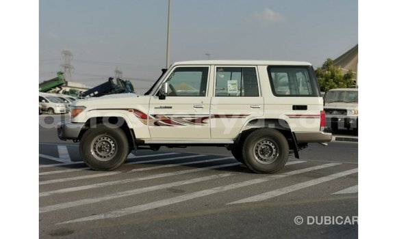 Imported Toyota Land Cruiser White Makiinaa iti Import - Dubai keessatti Central Kenya keessatti Imported Toyota Land Cruiser White Makiinaa iti Import - Dubai keessatti Central Kenya keessatti