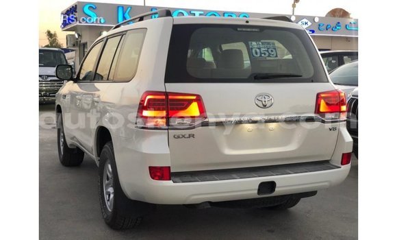 Nunua Imported Toyota Land Cruiser Nyeupe Gari ndani ya Import - Dubai nchini Kati Kenya Nunua Imported Toyota Land Cruiser Nyeupe Gari ndani ya Import - Dubai nchini Kati Kenya
