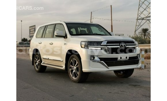 Nunua Imported Toyota Land Cruiser Nyeupe Gari ndani ya Import - Dubai nchini Kati Kenya Nunua Imported Toyota Land Cruiser Nyeupe Gari ndani ya Import - Dubai nchini Kati Kenya