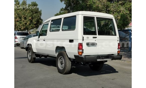 Nunua Imported Toyota Land Cruiser Nyeupe Gari ndani ya Import - Dubai nchini Kati Kenya Nunua Imported Toyota Land Cruiser Nyeupe Gari ndani ya Import - Dubai nchini Kati Kenya