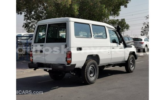 Nunua Imported Toyota Land Cruiser Nyeupe Gari ndani ya Import - Dubai nchini Kati Kenya Nunua Imported Toyota Land Cruiser Nyeupe Gari ndani ya Import - Dubai nchini Kati Kenya