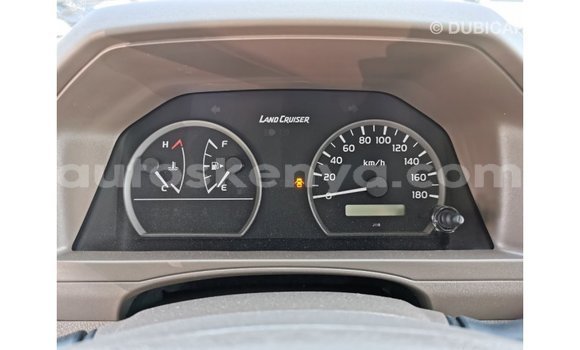 Nunua Imported Toyota Land Cruiser Nyeupe Gari ndani ya Import - Dubai nchini Kati Kenya Nunua Imported Toyota Land Cruiser Nyeupe Gari ndani ya Import - Dubai nchini Kati Kenya