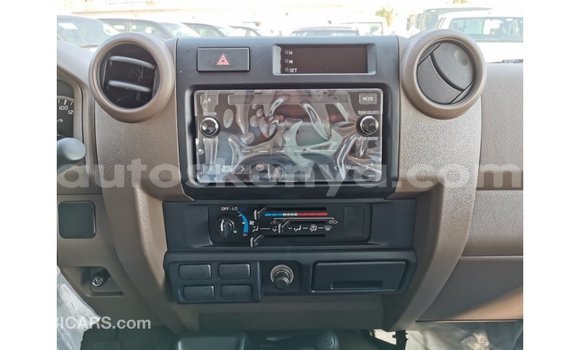 Nunua Imported Toyota Land Cruiser Nyeupe Gari ndani ya Import - Dubai nchini Kati Kenya Nunua Imported Toyota Land Cruiser Nyeupe Gari ndani ya Import - Dubai nchini Kati Kenya