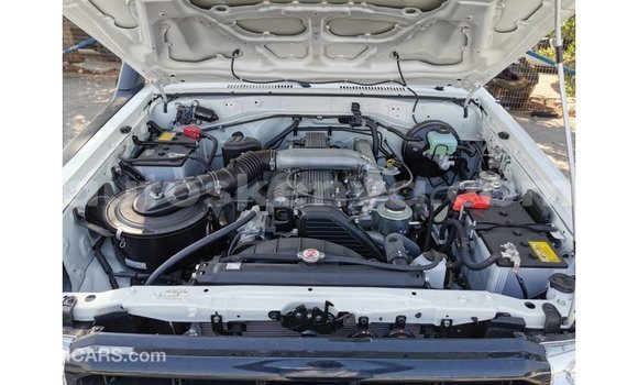 Nunua Imported Toyota Land Cruiser Nyeupe Gari ndani ya Import - Dubai nchini Kati Kenya Nunua Imported Toyota Land Cruiser Nyeupe Gari ndani ya Import - Dubai nchini Kati Kenya
