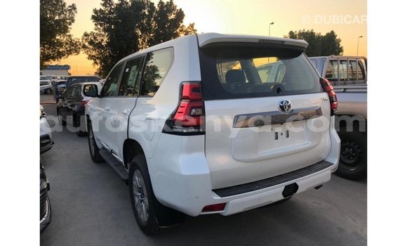 Nunua Imported Toyota Land Cruiser Nyeupe Gari ndani ya Import - Dubai nchini Kati Kenya Nunua Imported Toyota Land Cruiser Nyeupe Gari ndani ya Import - Dubai nchini Kati Kenya