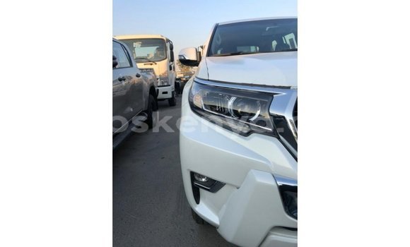 Nunua Imported Toyota Land Cruiser Nyeupe Gari ndani ya Import - Dubai nchini Kati Kenya Nunua Imported Toyota Land Cruiser Nyeupe Gari ndani ya Import - Dubai nchini Kati Kenya
