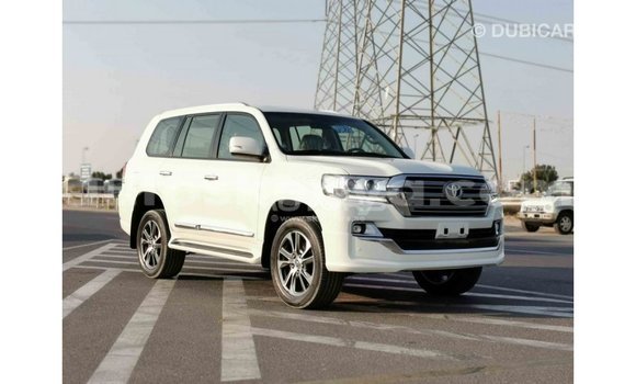 Nunua Imported Toyota Land Cruiser Nyeupe Gari ndani ya Import - Dubai nchini Kati Kenya Nunua Imported Toyota Land Cruiser Nyeupe Gari ndani ya Import - Dubai nchini Kati Kenya