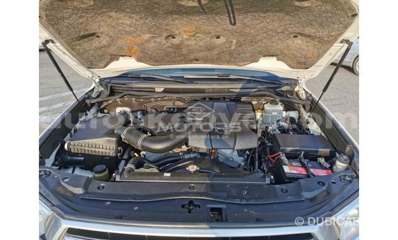Nunua Imported Toyota Land Cruiser Nyeupe Gari ndani ya Import - Dubai nchini Kati Kenya Nunua Imported Toyota Land Cruiser Nyeupe Gari ndani ya Import - Dubai nchini Kati Kenya