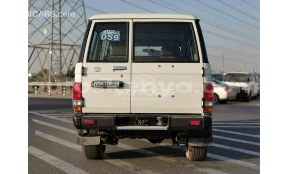 Buy Import Toyota Land Cruiser White Car in Import - Dubai in Central Kenya Buy Import Toyota Land Cruiser White Car in Import - Dubai in Central Kenya