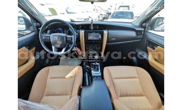 Imported Toyota Fortuner White Makiinaa iti Import - Dubai keessatti Central Kenya keessatti Imported Toyota Fortuner White Makiinaa iti Import - Dubai keessatti Central Kenya keessatti