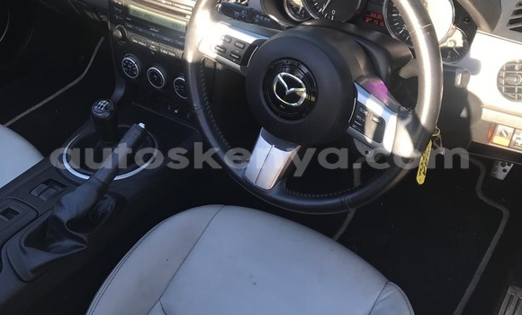 Nunua Ilio tumika Mazda MX-5 Beige Gari ndani ya Mombasa nchini Kenya ya Pwani Nunua Ilio tumika Mazda MX-5 Beige Gari ndani ya Mombasa nchini Kenya ya Pwani