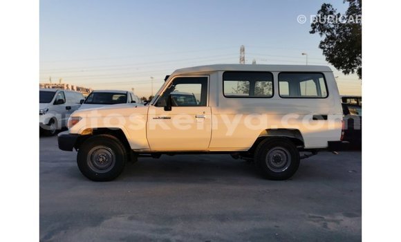 Nunua Imported Toyota Land Cruiser Nyeupe Gari ndani ya Import - Dubai nchini Kati Kenya Nunua Imported Toyota Land Cruiser Nyeupe Gari ndani ya Import - Dubai nchini Kati Kenya