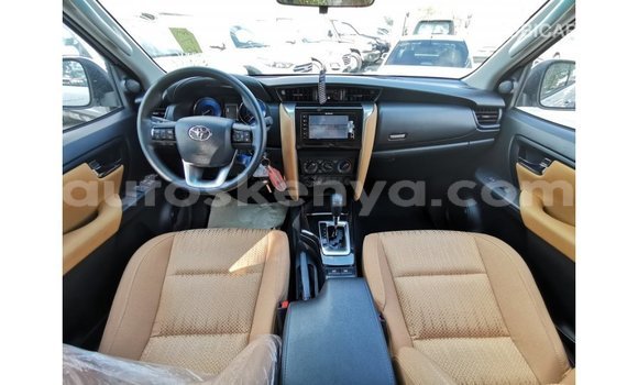 Nunua Imported Toyota Fortuner Nyeupe Gari ndani ya Import - Dubai nchini Kati Kenya Nunua Imported Toyota Fortuner Nyeupe Gari ndani ya Import - Dubai nchini Kati Kenya