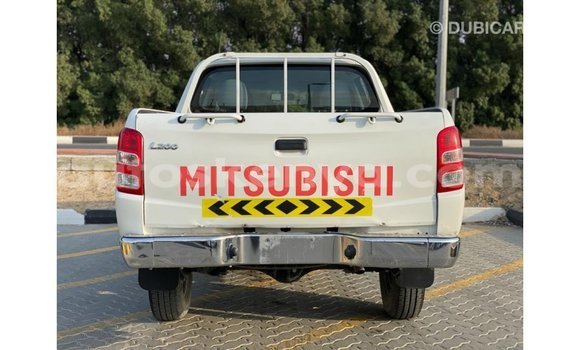Imported Mitsubishi L200 White Makiinaa iti Import - Dubai keessatti Central Kenya keessatti Imported Mitsubishi L200 White Makiinaa iti Import - Dubai keessatti Central Kenya keessatti
